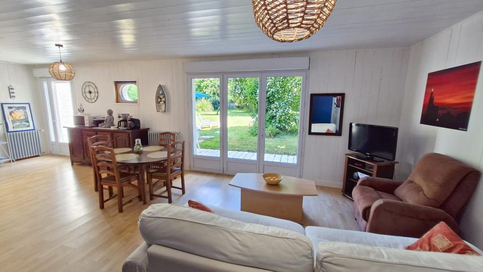 TV and multimedia, Seating area, Dining area