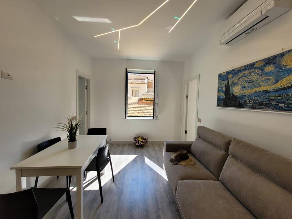 Living room, Seating area, Dining area, fireplace, air conditioner