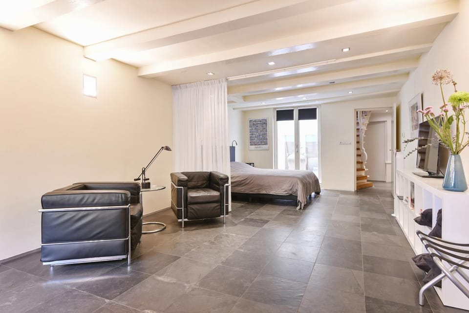 Bed, Seating area