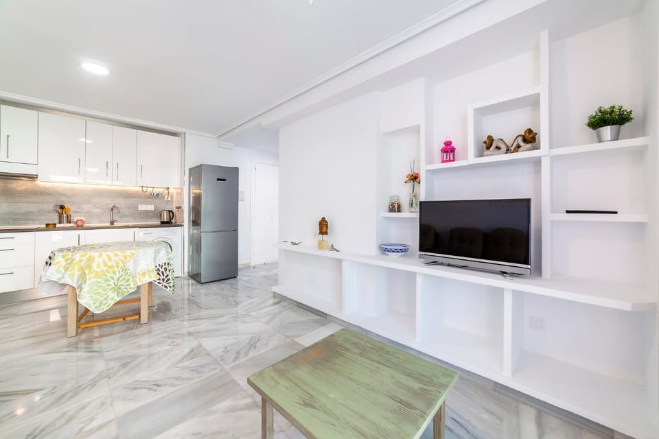 Communal lounge/ TV room, TV and multimedia, Kitchen or kitchenette, Dining area, minibar, stove