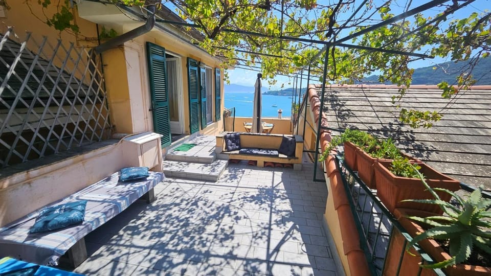 Ampia casa marinara con meravigliosa terrazza vista mare Da Mario e Rosanna House in Porto Venere