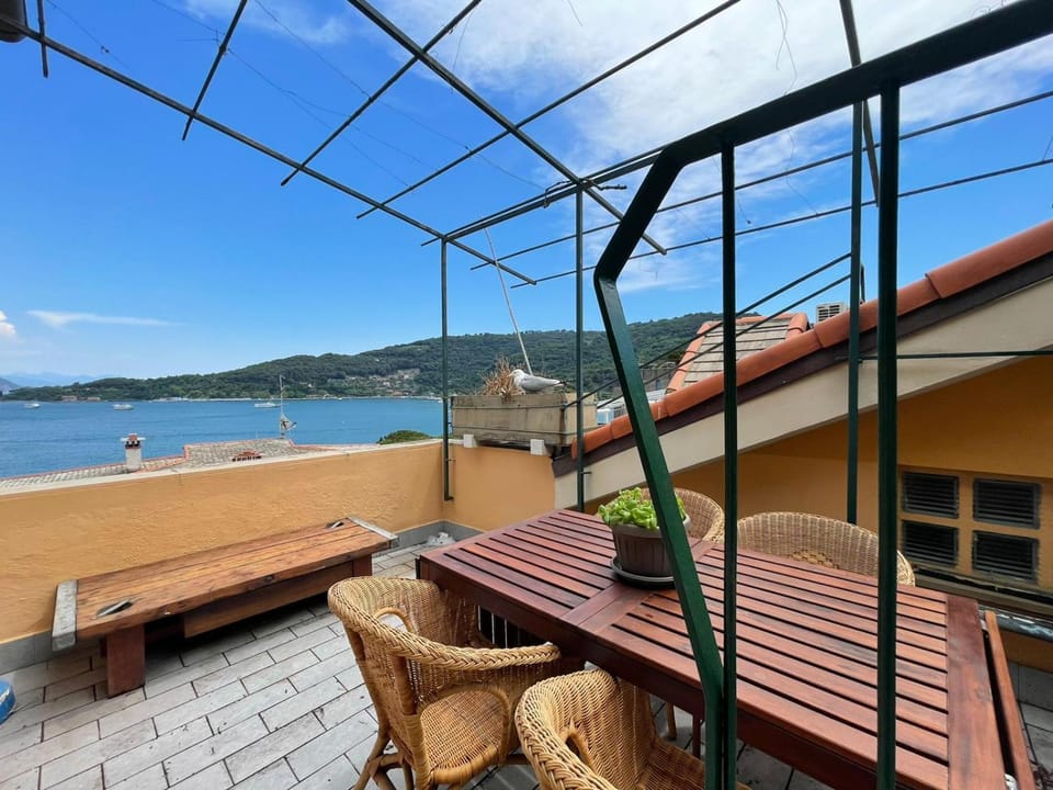 Ampia casa marinara con meravigliosa terrazza vista mare Da Mario e Rosanna House in Porto Venere