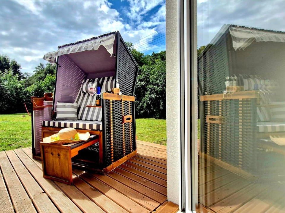 View (from property/room), Balcony/Terrace, Garden view