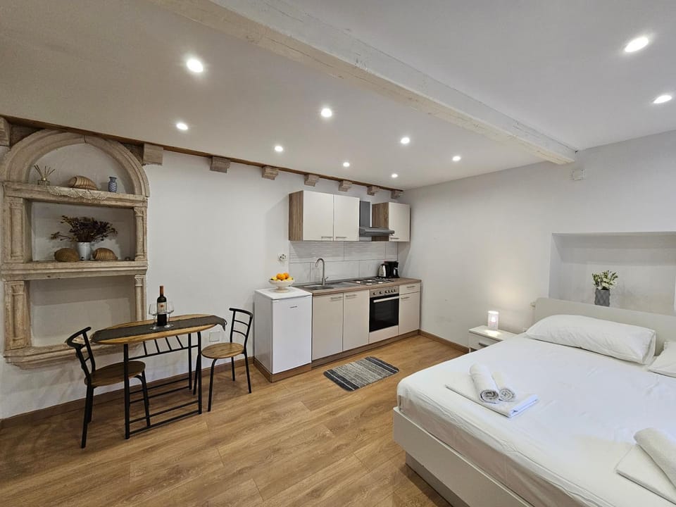 Bed, Kitchen or kitchenette, Living room, Photo of the whole room, Seating area, Dining area, Bedroom, pet friendly, stove