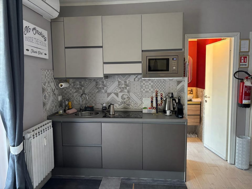 Coffee/tea facilities, Kitchen or kitchenette, dishwasher, oven, stove