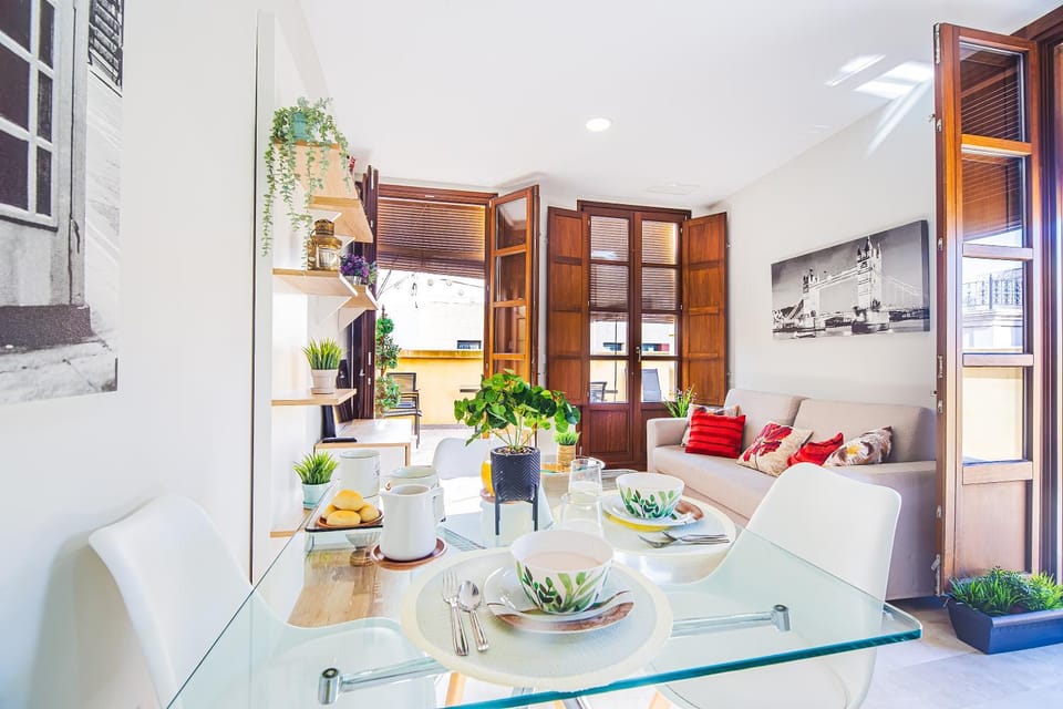 Living room, Food and drinks, Seating area, Dining area, Food