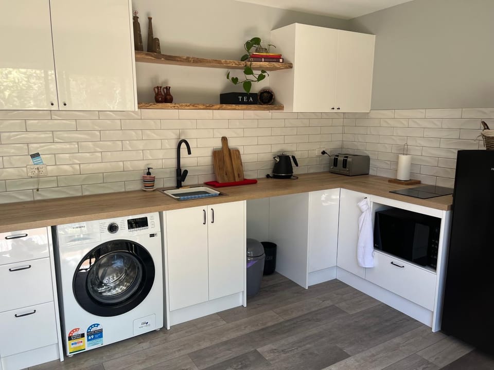 Stylish Guest Suite in Everton Hills Apartment in Brisbane