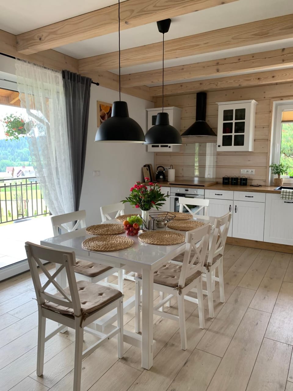 Kitchen or kitchenette, Dining area