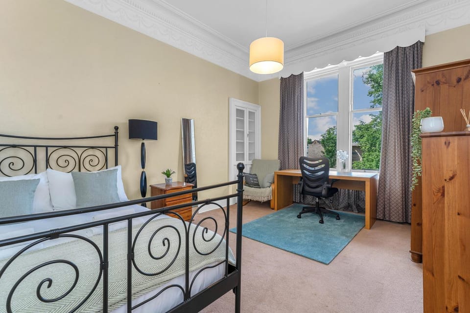 Bed, Bedroom, hair dresser