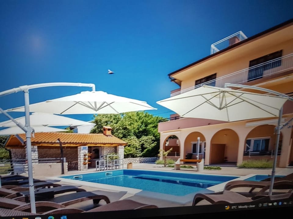 Property building, Day, Pool view, Swimming pool, sunbed