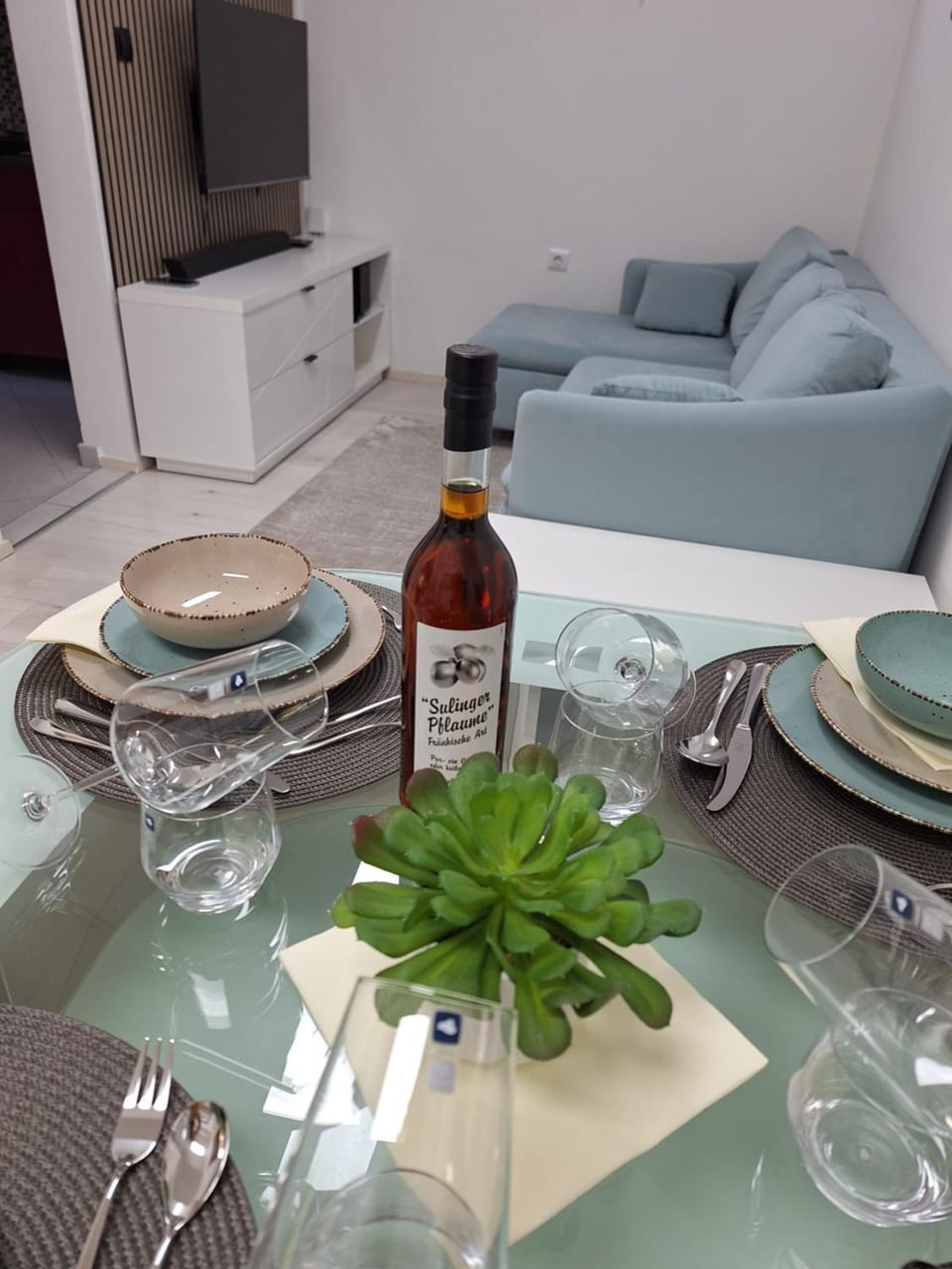 Living room, Food and drinks, Dining area