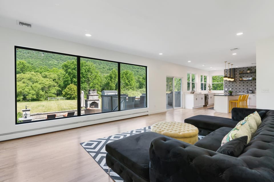 Communal lounge/ TV room, TV and multimedia, Kitchen or kitchenette, Living room, Seating area, Evening entertainment