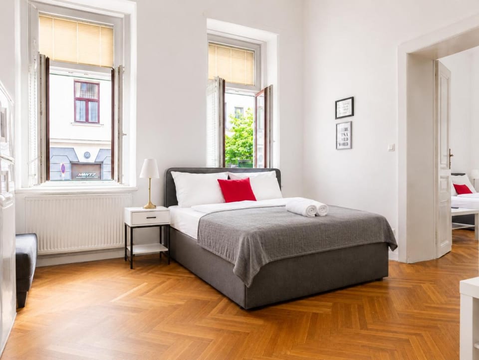 Bed, Bedroom, towels