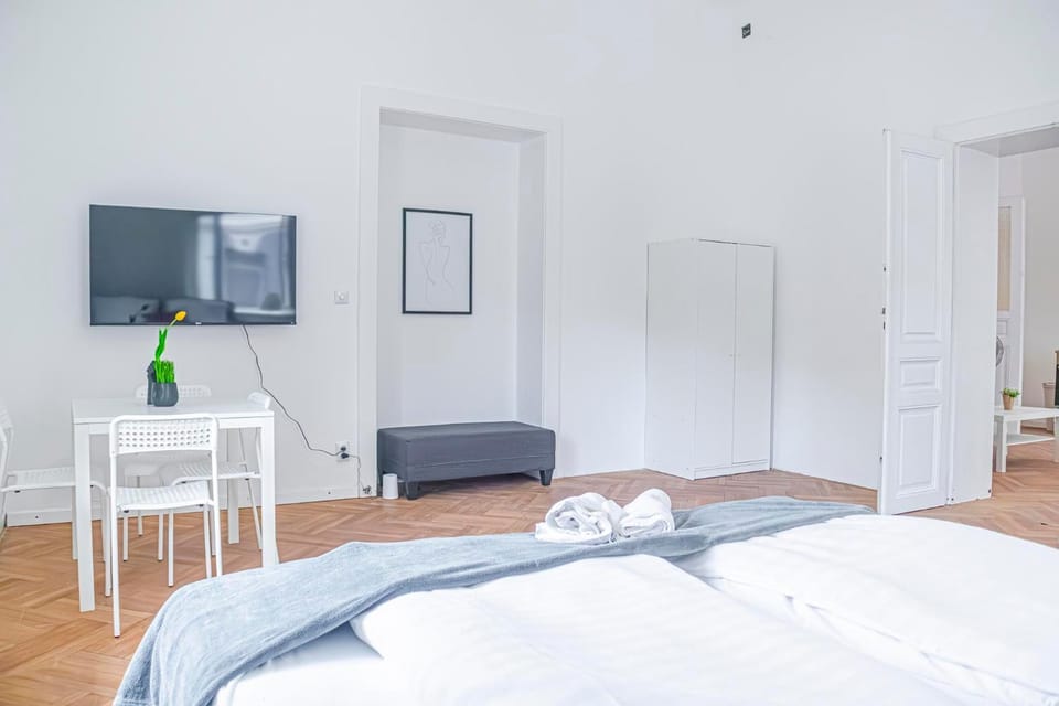 Bed, TV and multimedia, Seating area, Bedroom, towels