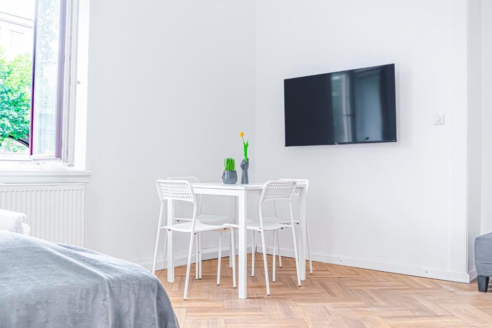 Bed, TV and multimedia, Bedroom