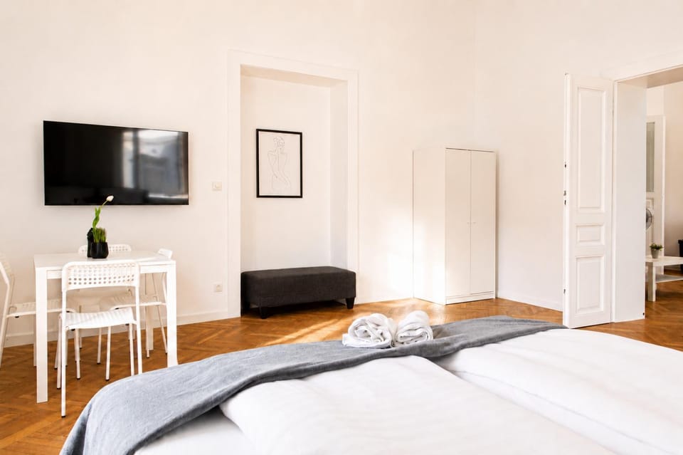 Bed, TV and multimedia, Bedroom, wardrobe