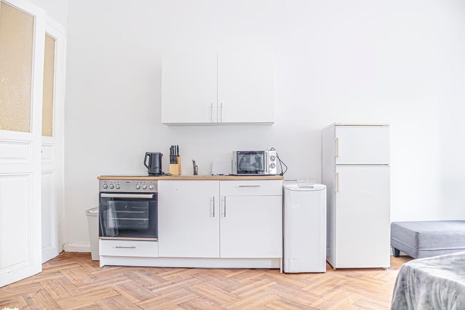 Coffee/tea facilities, Kitchen or kitchenette, stove