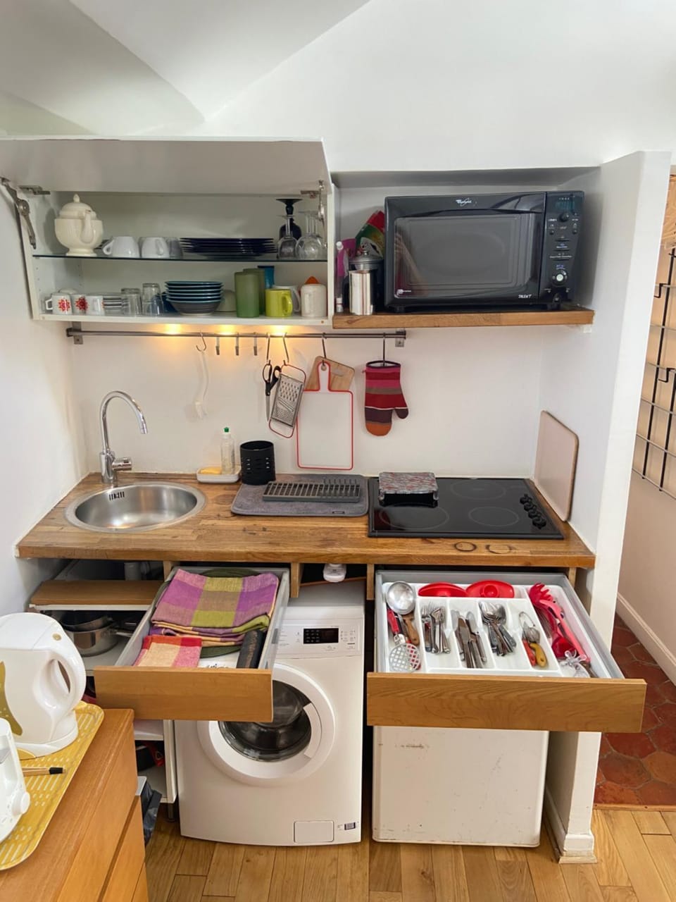 Kitchen or kitchenette, stove, washing machine
