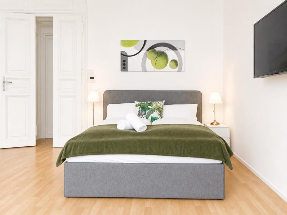 Bed, TV and multimedia, Bedroom