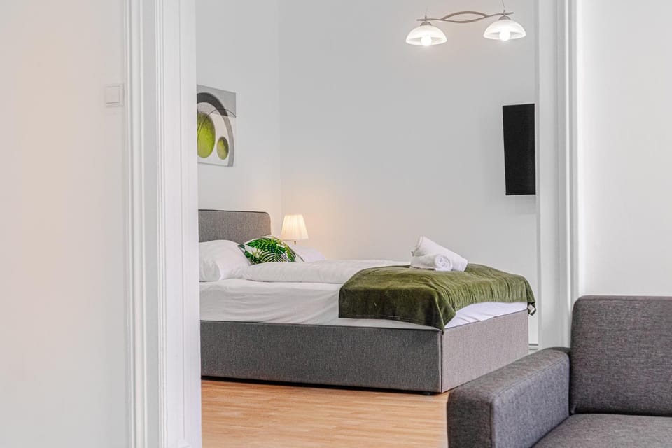 Bed, Bedroom, towels