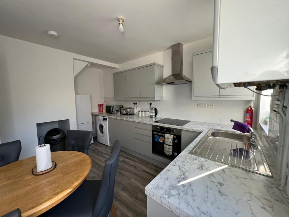 Kitchen or kitchenette, Dining area, Communal kitchen