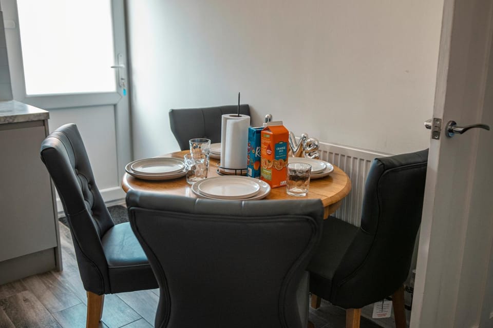 Coffee/tea facilities, Dining area, Food