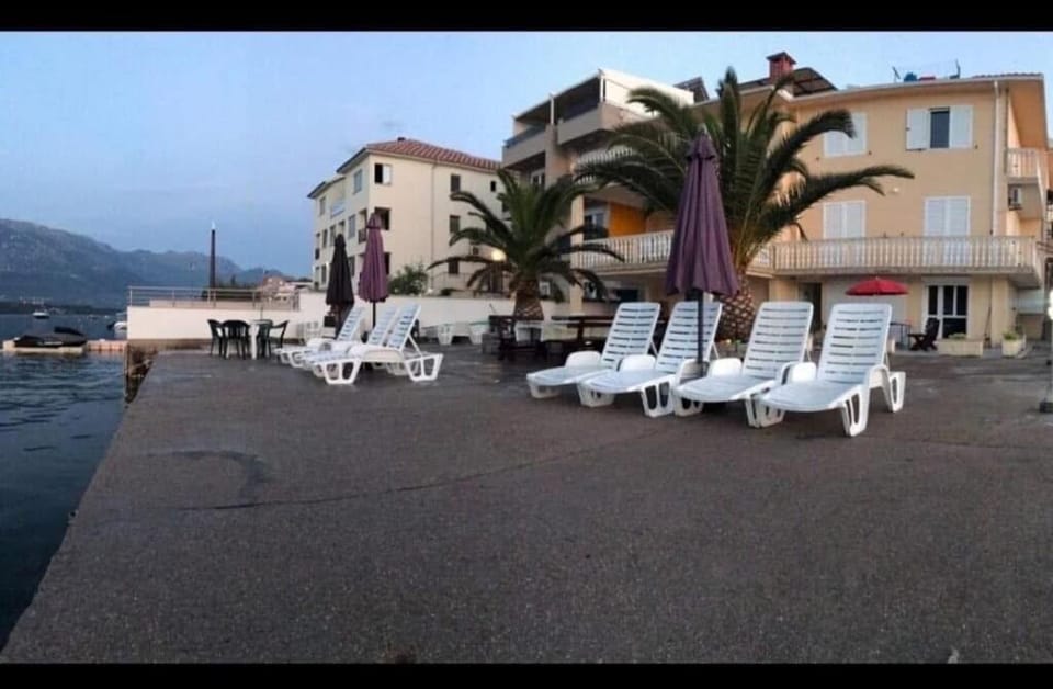 un site calme et unique au Montenegro Loue des logements les pieds dans l eau avec plage privée en face de l ile Saint Marco Apartment in Kotor Municipality