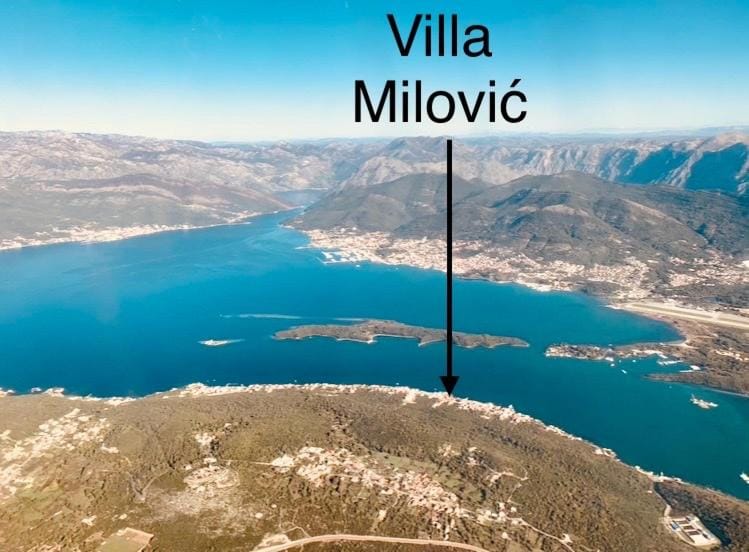 un site calme et unique au Montenegro Loue des logements les pieds dans l eau avec plage privée en face de l ile Saint Marco Apartment in Kotor Municipality