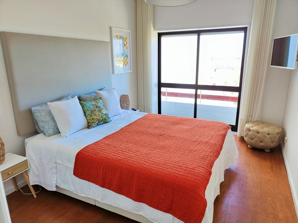Bed, TV and multimedia, Photo of the whole room, Bedroom, Lake view, River view, Sea view
