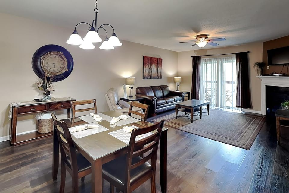 Balcony/Terrace, Living room, Seating area, Dining area, fireplace, furniture