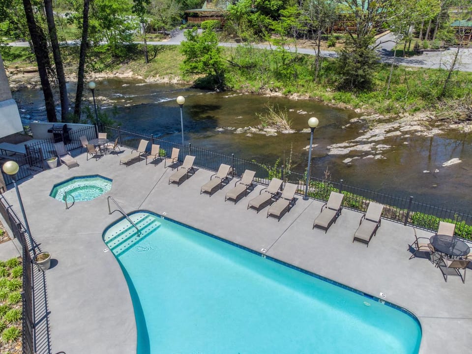 Natural landscape, Bird's eye view, Hot Tub, Seating area, River view, Area and facilities, Swimming pool