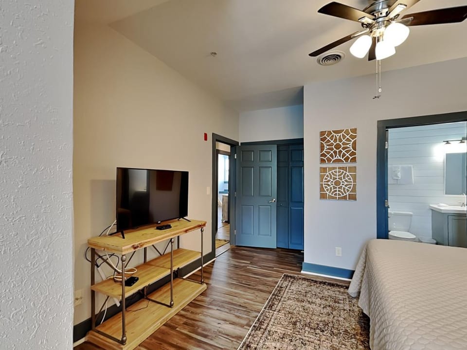 Bed, Bathroom, TV and multimedia, Bedroom, furniture, air conditioner