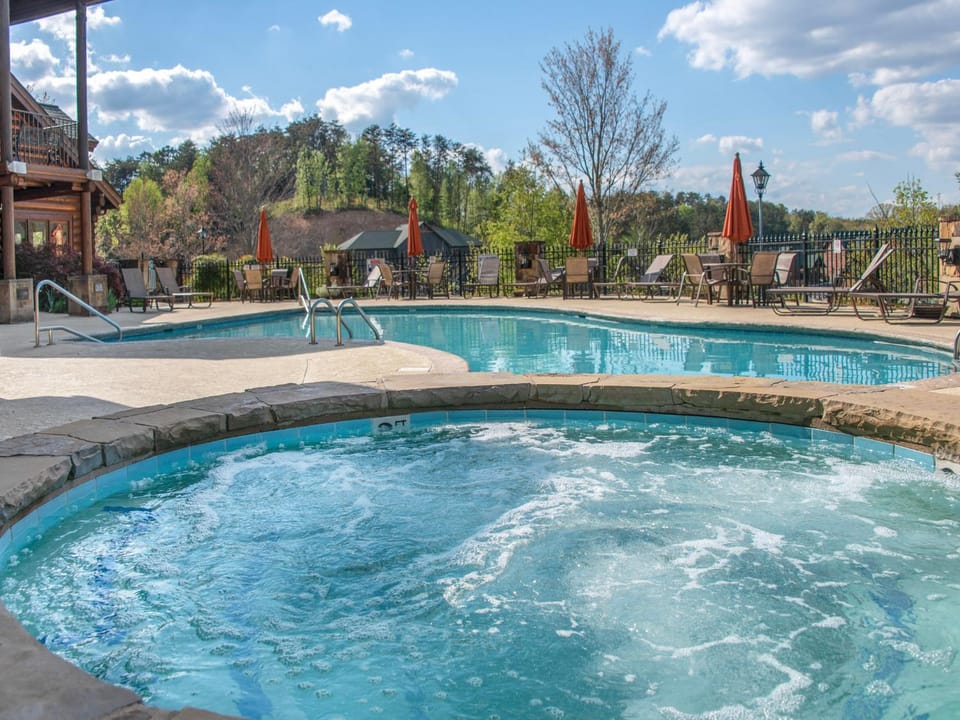 Natural landscape, Hot Tub, Seating area, Swimming pool