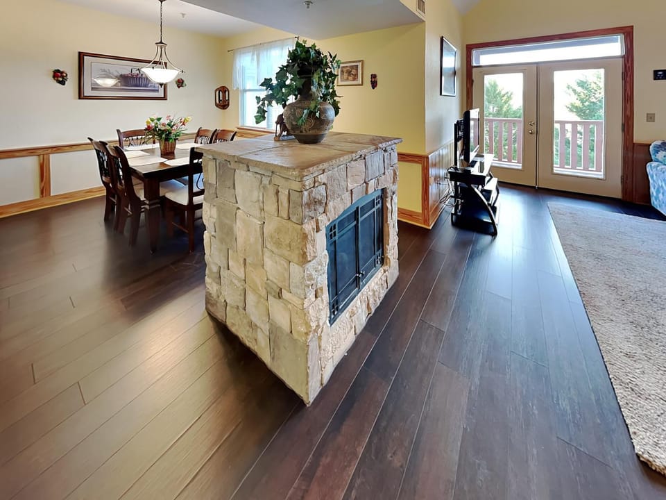 Natural landscape, Balcony/Terrace, Living room, Seating area, Dining area, fireplace, furniture