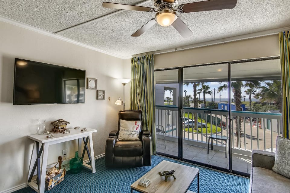 TV and multimedia, Balcony/Terrace, Living room, Seating area, Swimming pool, furniture