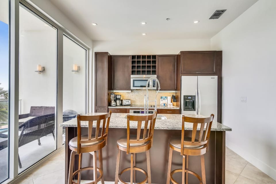 Kitchen or kitchenette, Seating area, microwave, air conditioner