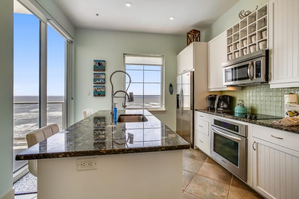 Kitchen or kitchenette, Sea view, microwave, kitchen