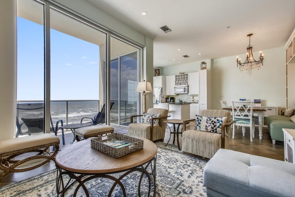 View (from property/room), Balcony/Terrace, Kitchen or kitchenette, Living room, Seating area, Sea view, furniture