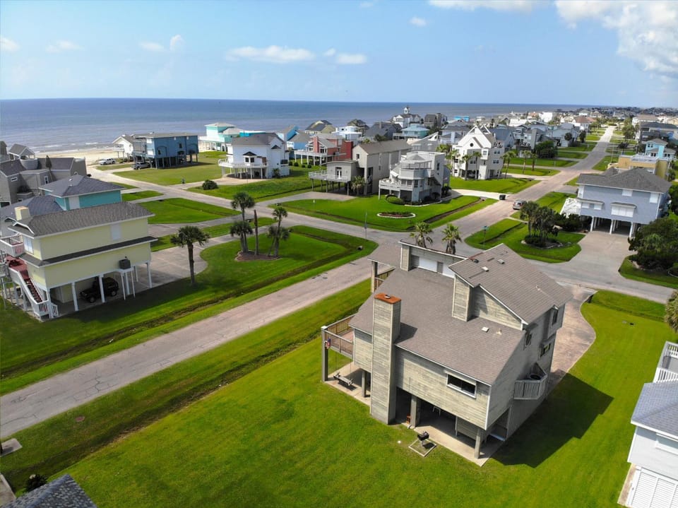 Property building, Neighbourhood, Natural landscape, Bird's eye view, Beach, Sea view