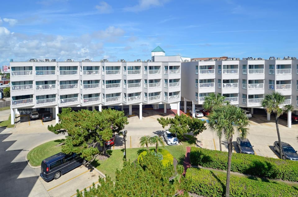 Property building, Facade/entrance, Garden, Balcony/Terrace, Parking