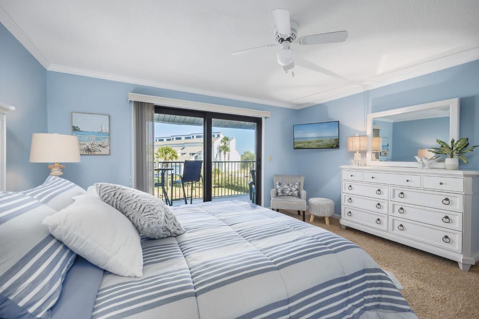 Bed, TV and multimedia, Balcony/Terrace, Seating area, Bedroom, furniture, wardrobe
