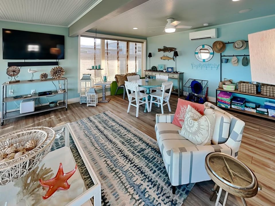 TV and multimedia, Living room, Seating area, Dining area, furniture, air conditioner