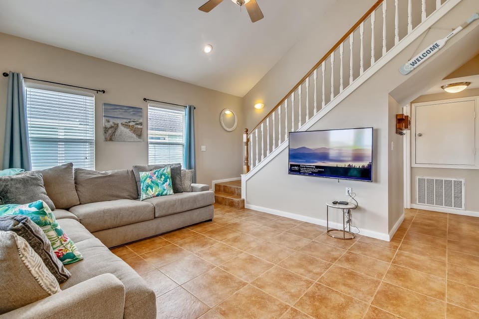 TV and multimedia, Living room, Seating area, furniture