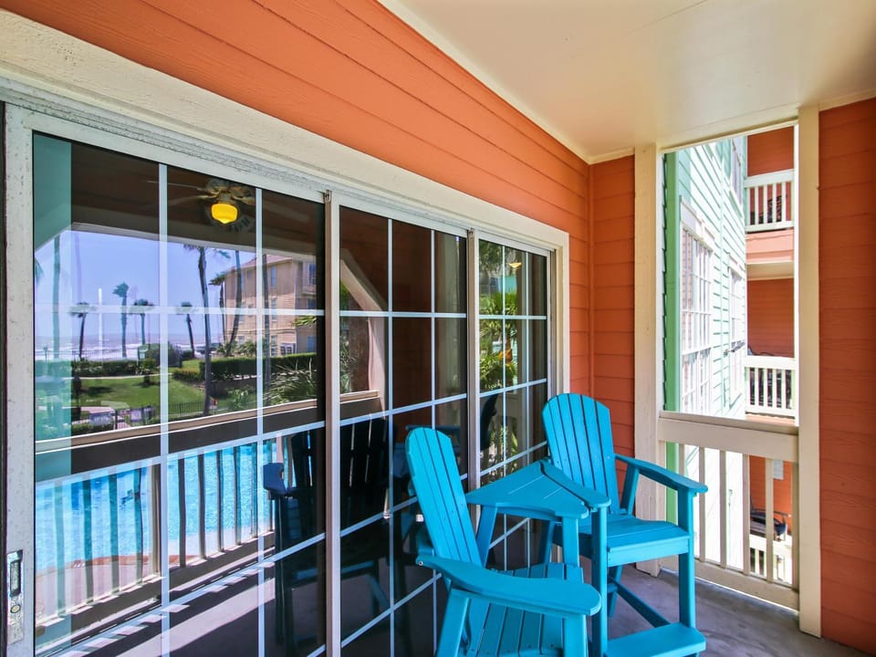 Balcony/Terrace, Seating area, Swimming pool