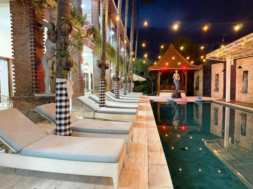 Property building, Swimming pool, sunbed