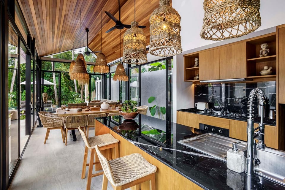 Coffee/tea facilities, Kitchen or kitchenette, Dining area, stove