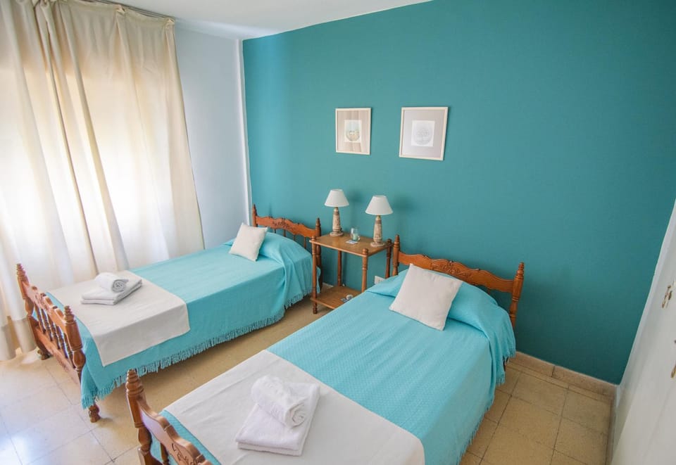 Bed, Photo of the whole room, young children