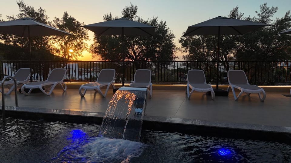 Day, Natural landscape, Pool view, Swimming pool, Sunrise, Sunset, sunbed