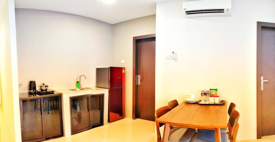 Kitchen or kitchenette, Dining area, air conditioner