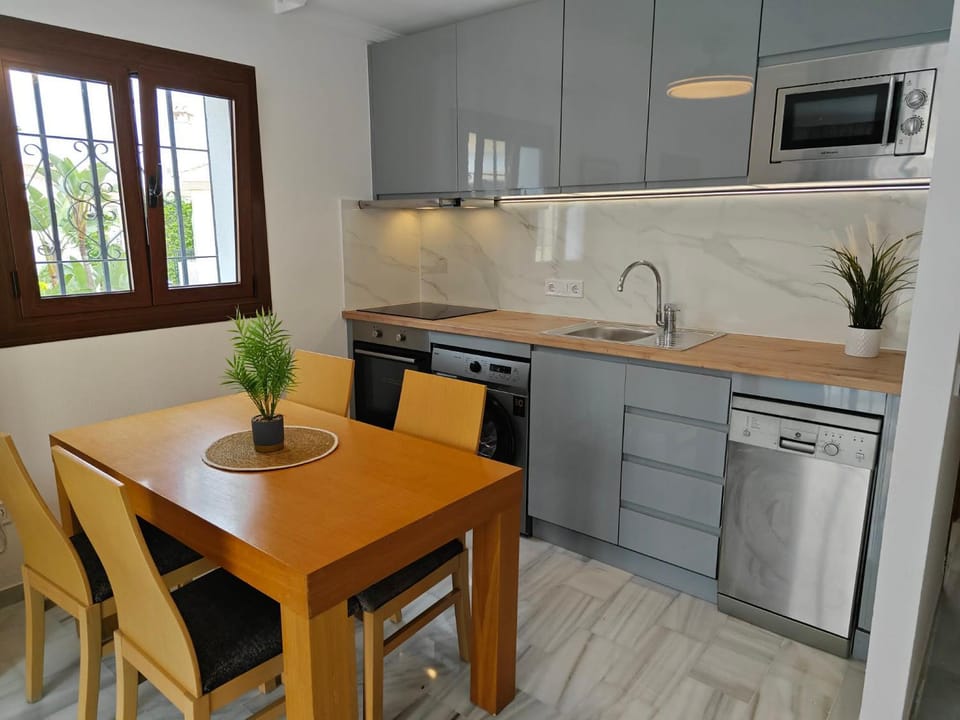 Kitchen or kitchenette, Dining area, dishwasher, oven